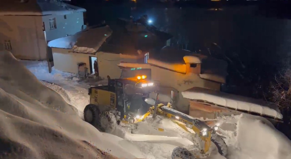 Bingöl’de kapalı köy yollarının büyük bölümü ulaşıma açıldı: 24 köy yolunda çalışmalar sürüyor
