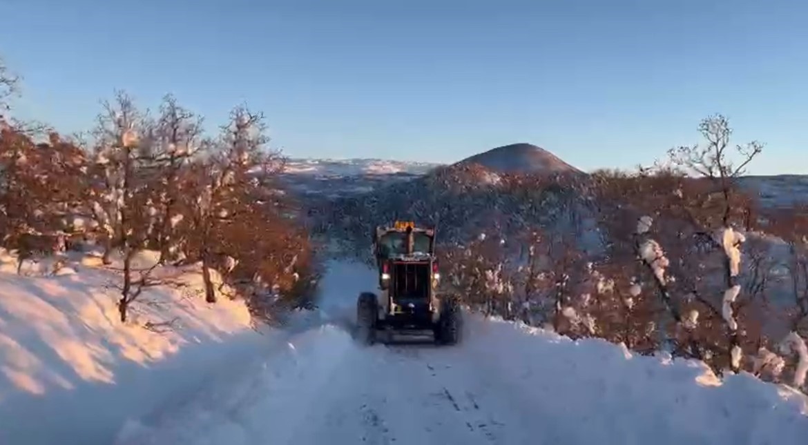 Bingöl’de kapalı köy yollarının büyük bölümü ulaşıma açıldı: 24 köy yolunda çalışmalar sürüyor
