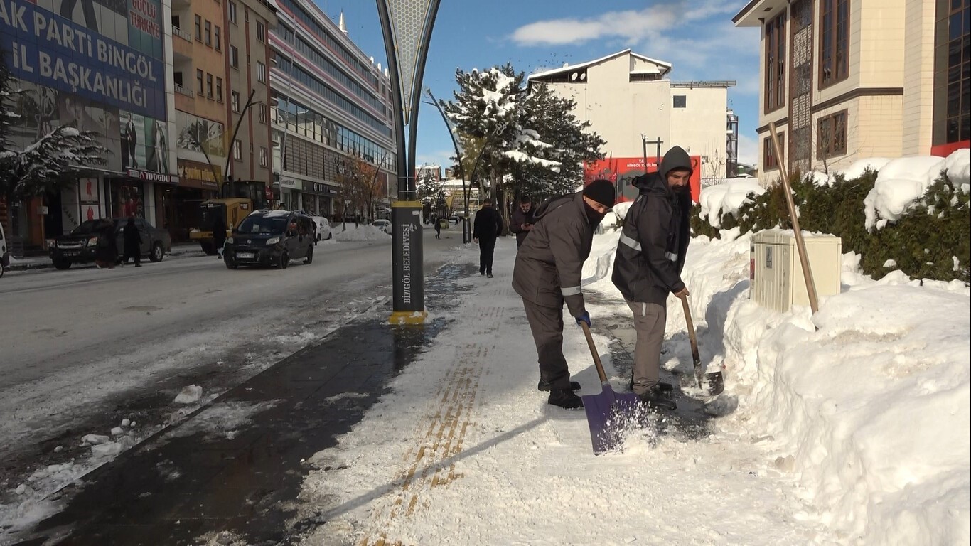 Bingöl’de kar temizliği sürüyor
