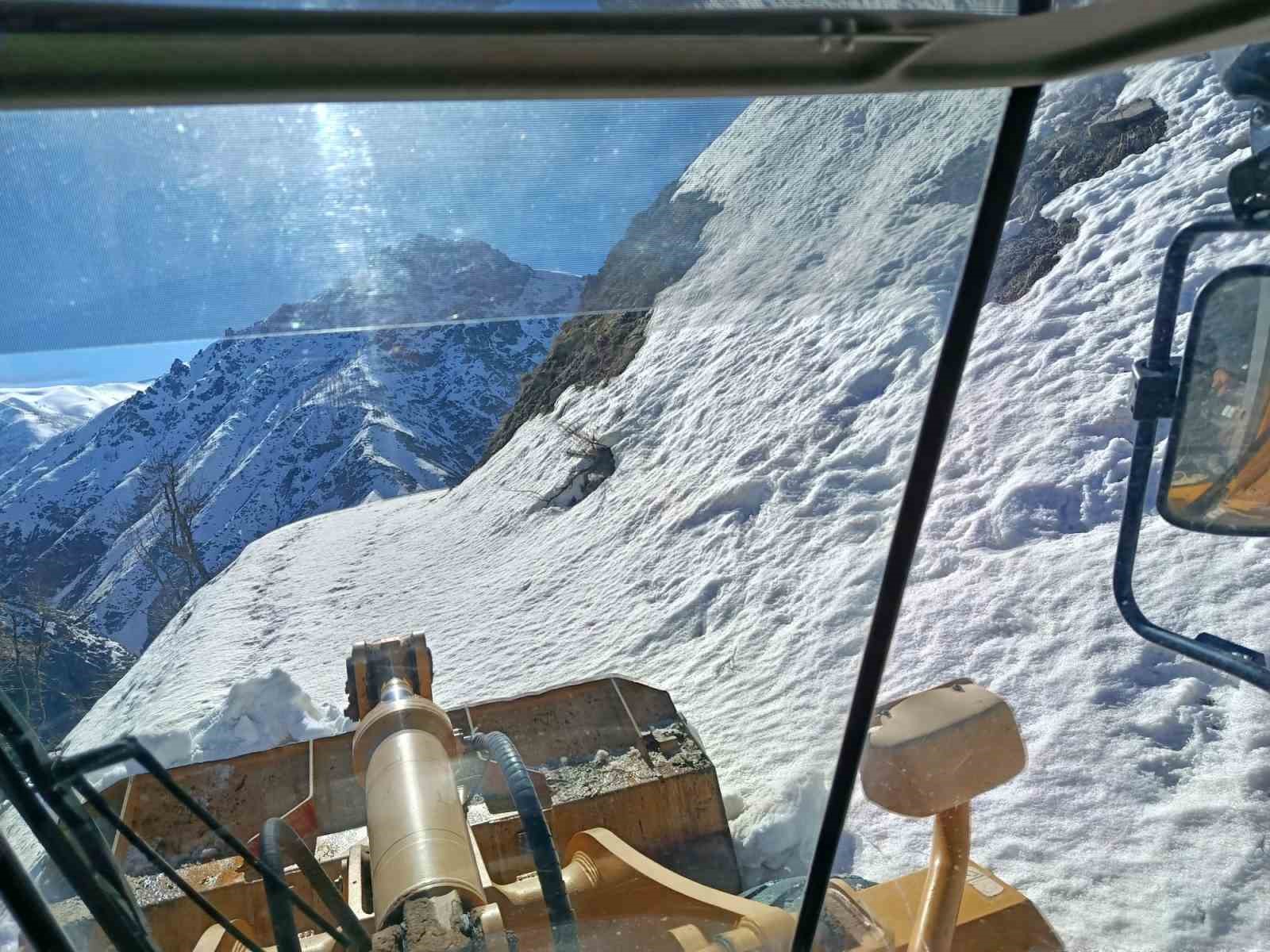 Bingöl’de kar ve heyelandan dolayı kapanan köy yolları açılıyor
