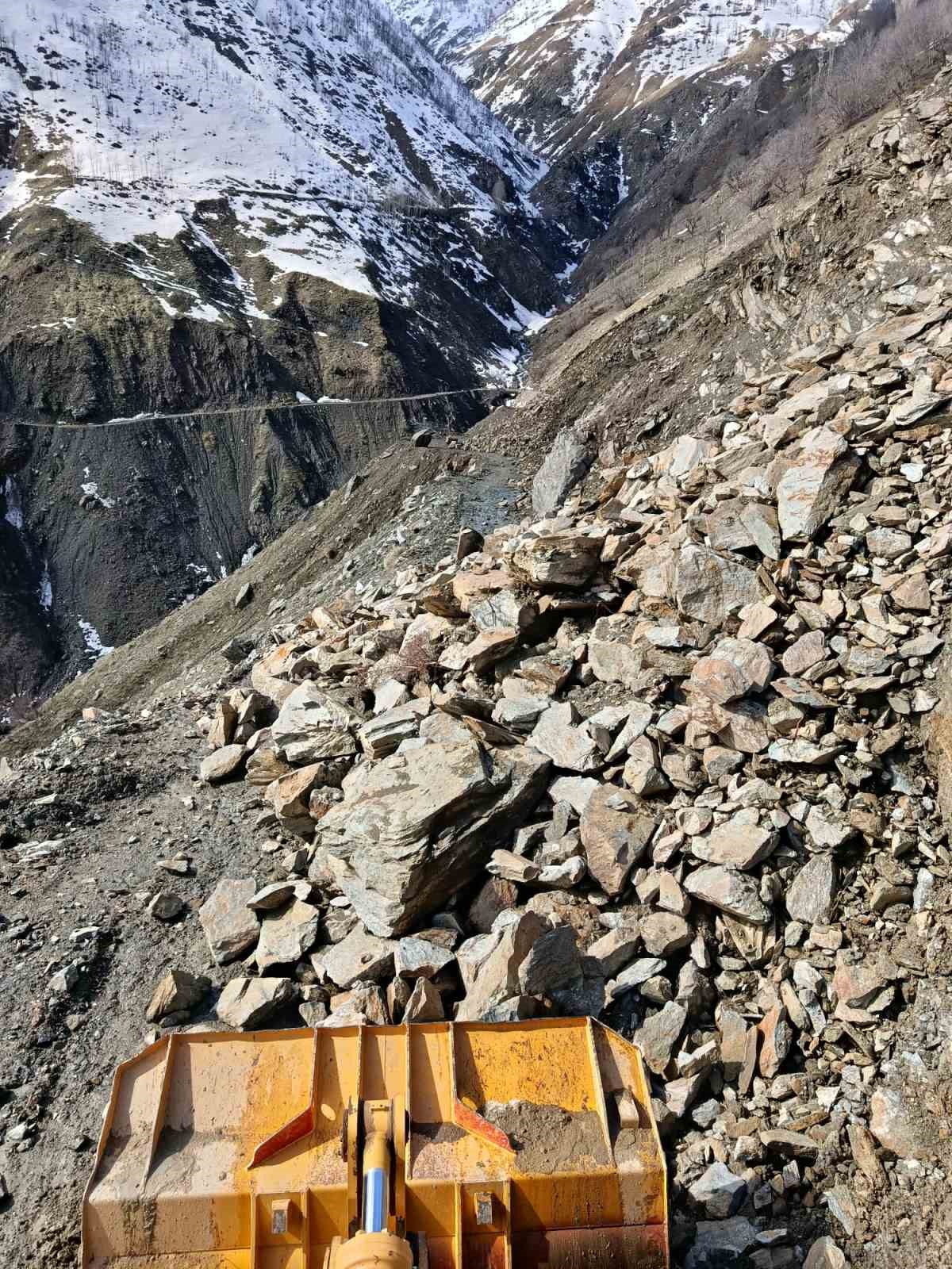 Bingöl’de kar ve heyelandan dolayı kapanan köy yolları açılıyor

