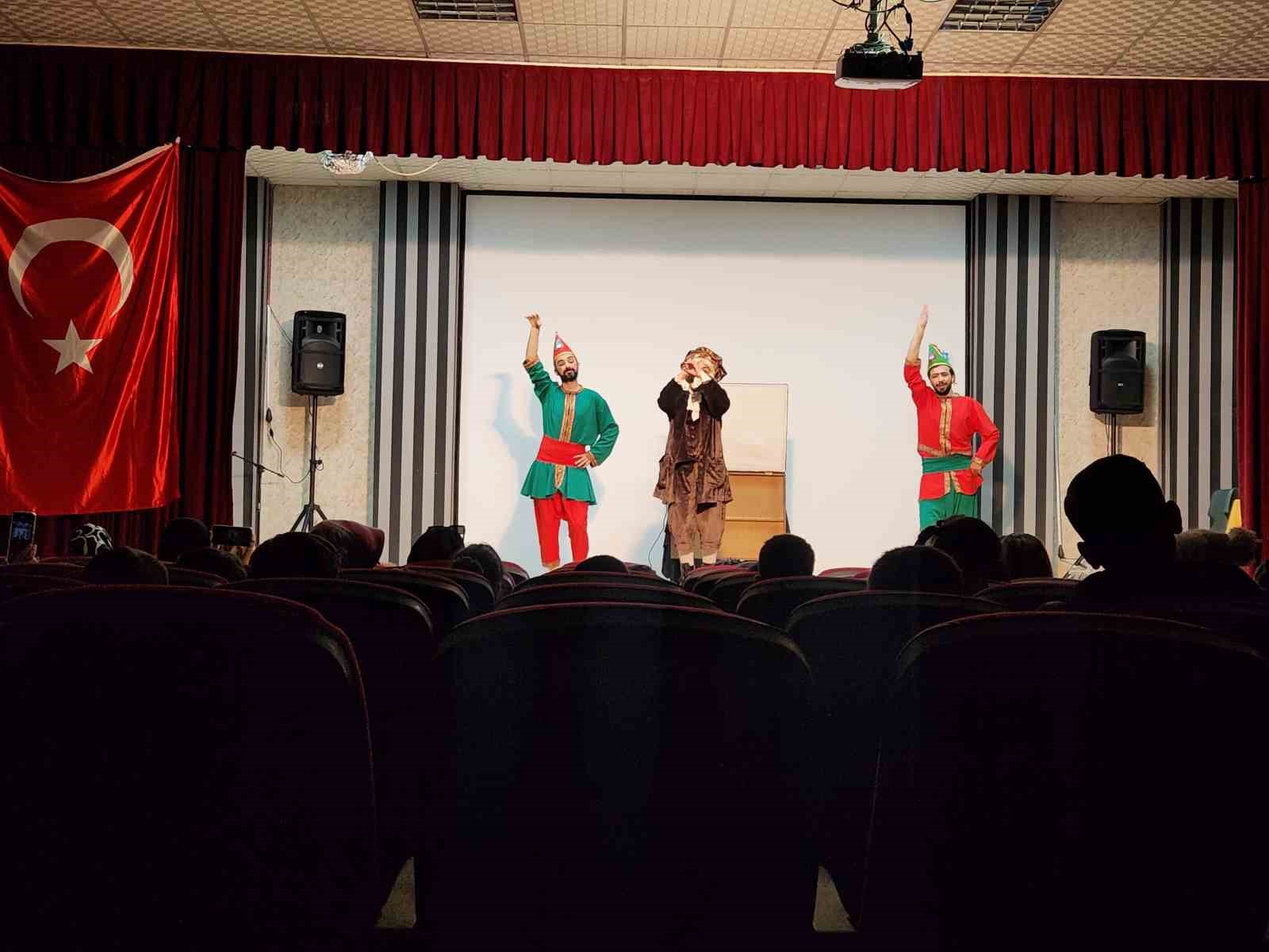 Bingöl’de Karagöz ile bilim sahneye taşındı
Bingöl’de Karagöz ile bilim sahneye taşındı