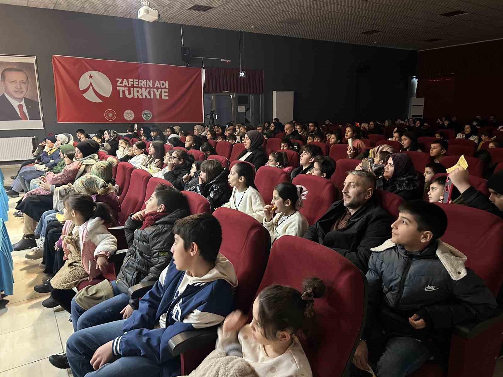 Bingöl’de Karagöz ile bilim sahneye taşındı
Bingöl’de Karagöz ile bilim sahneye taşındı