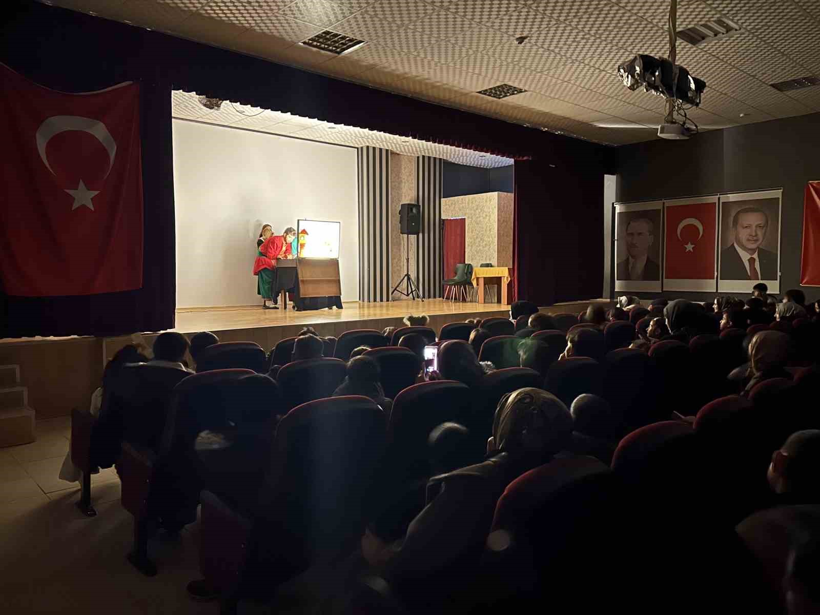 Bingöl’de Karagöz ile bilim sahneye taşındı
Bingöl’de Karagöz ile bilim sahneye taşındı