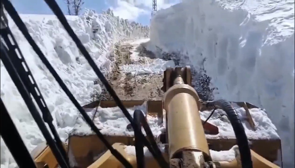 Bingöl’de karla mücadele çalışmaları sürüyor
