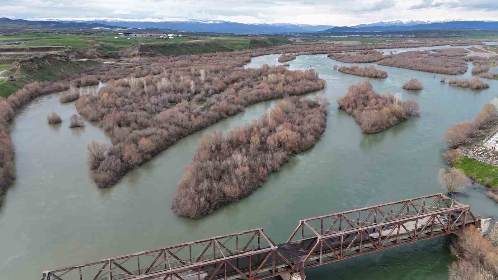 Bingöl’de Murat Nehri’nde debi yükseldi, tarihi köprüyle birlikte eşsiz manzaralar oluştu
