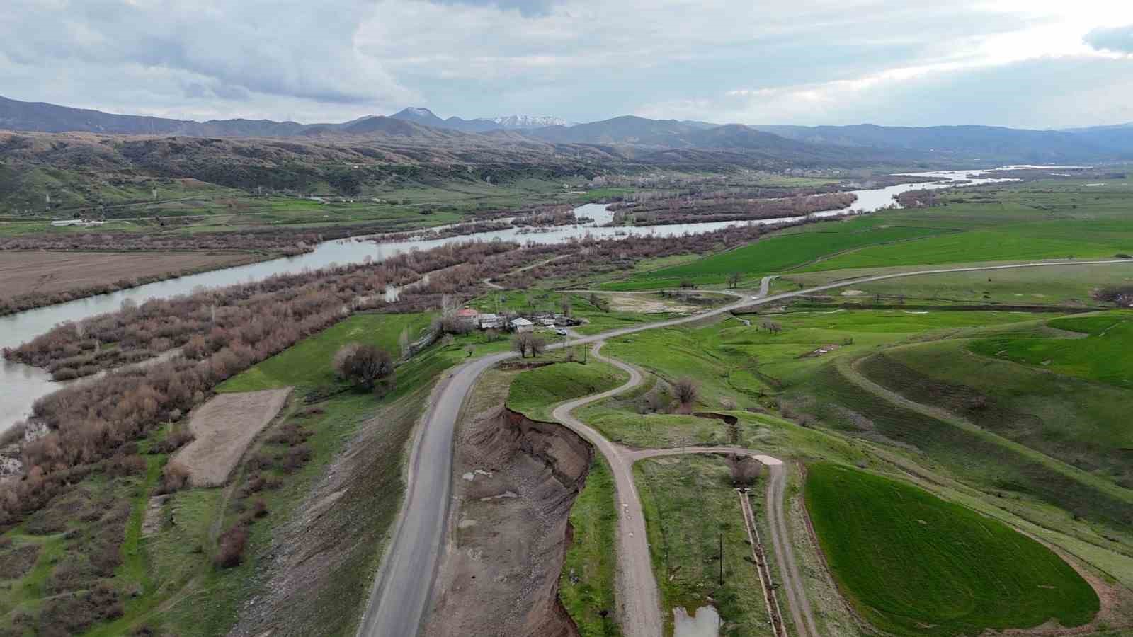 Bingöl’de Murat Nehri’nde debi yükseldi, tarihi köprüyle birlikte eşsiz manzaralar oluştu
