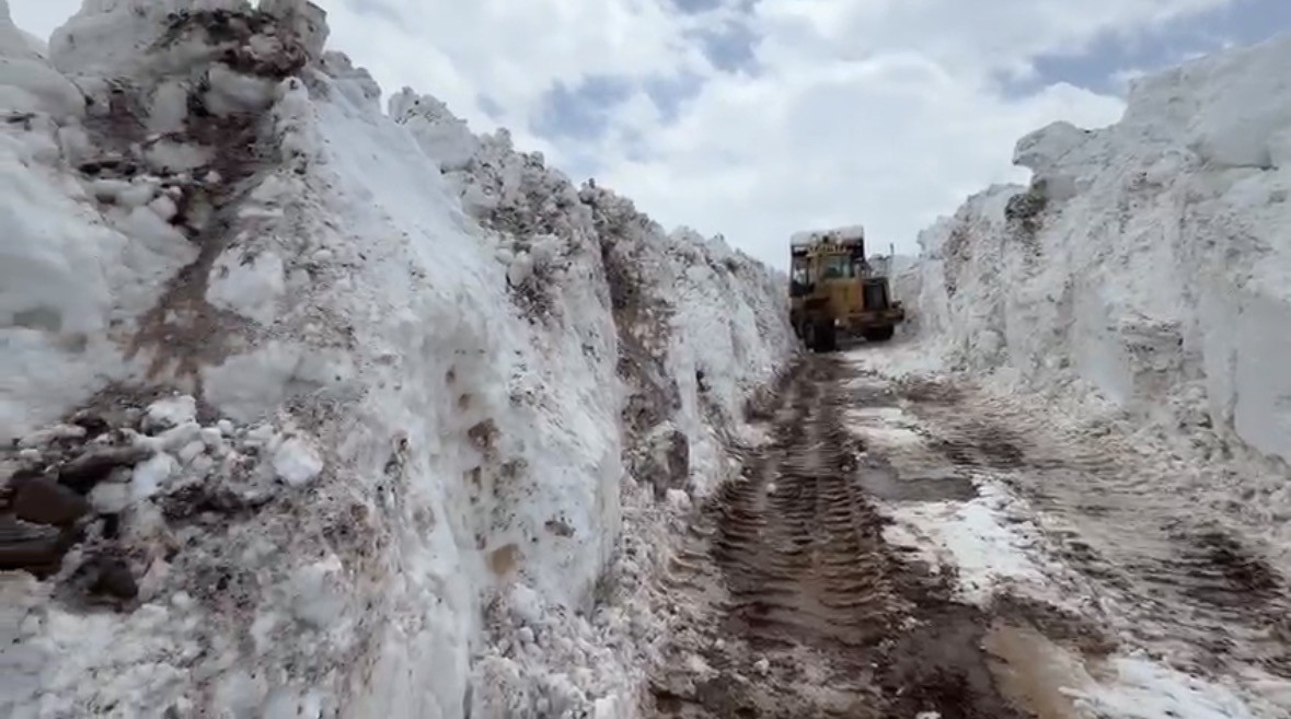Bingöl’de nisan ayında metrelerce karla mücadele
