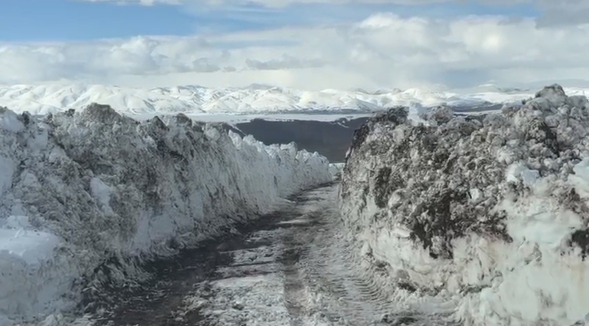 Bingöl’de nisan ayında metrelerce karla mücadele
