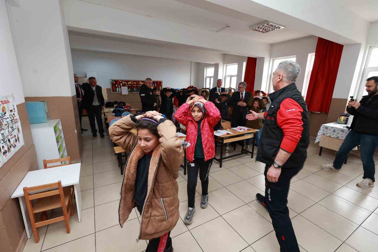 Bingöl’de öğrencilere deprem tatbikatı
