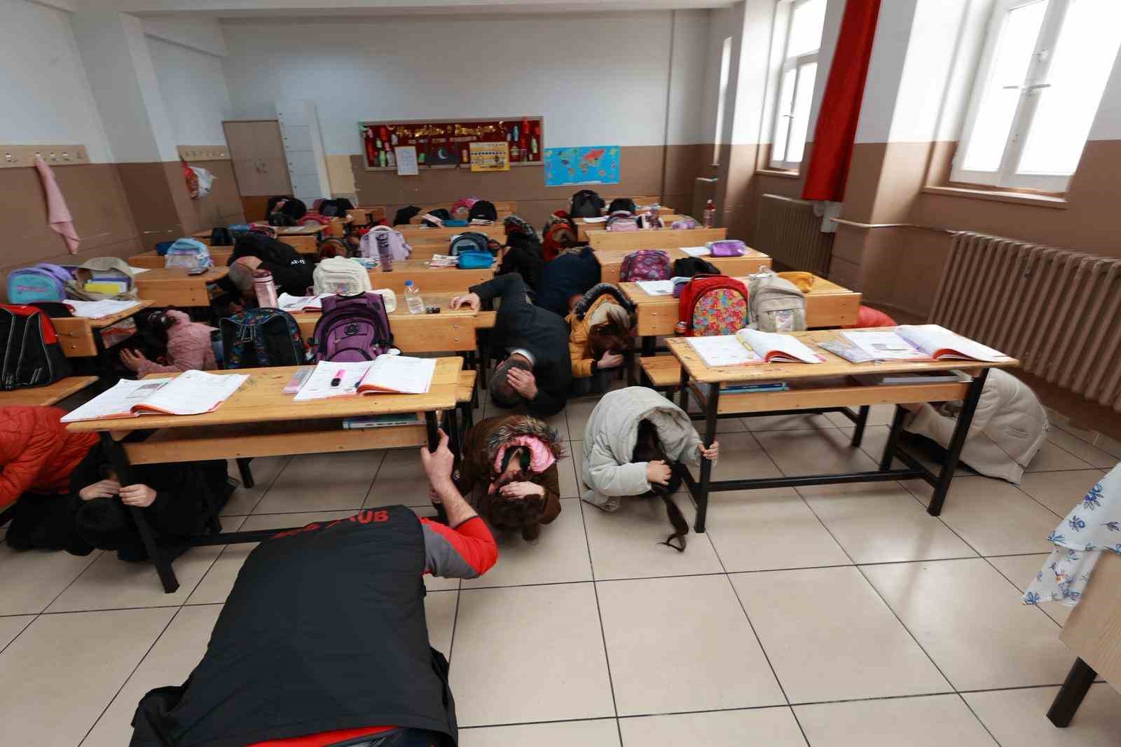 Bingöl’de öğrencilere deprem tatbikatı
