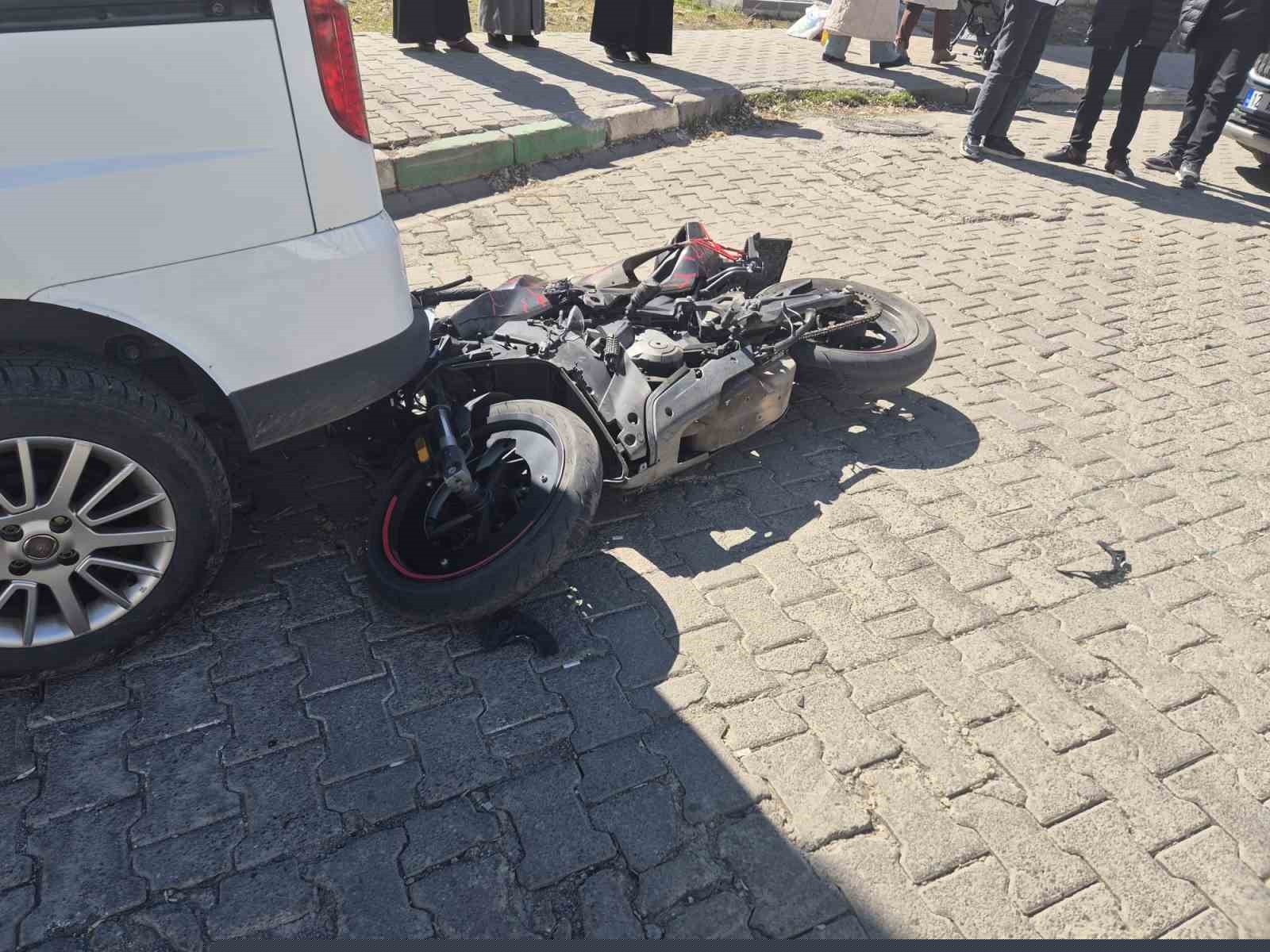 Bingöl’de otomobil ile motosiklet çarpıştı: 2 yaralı
