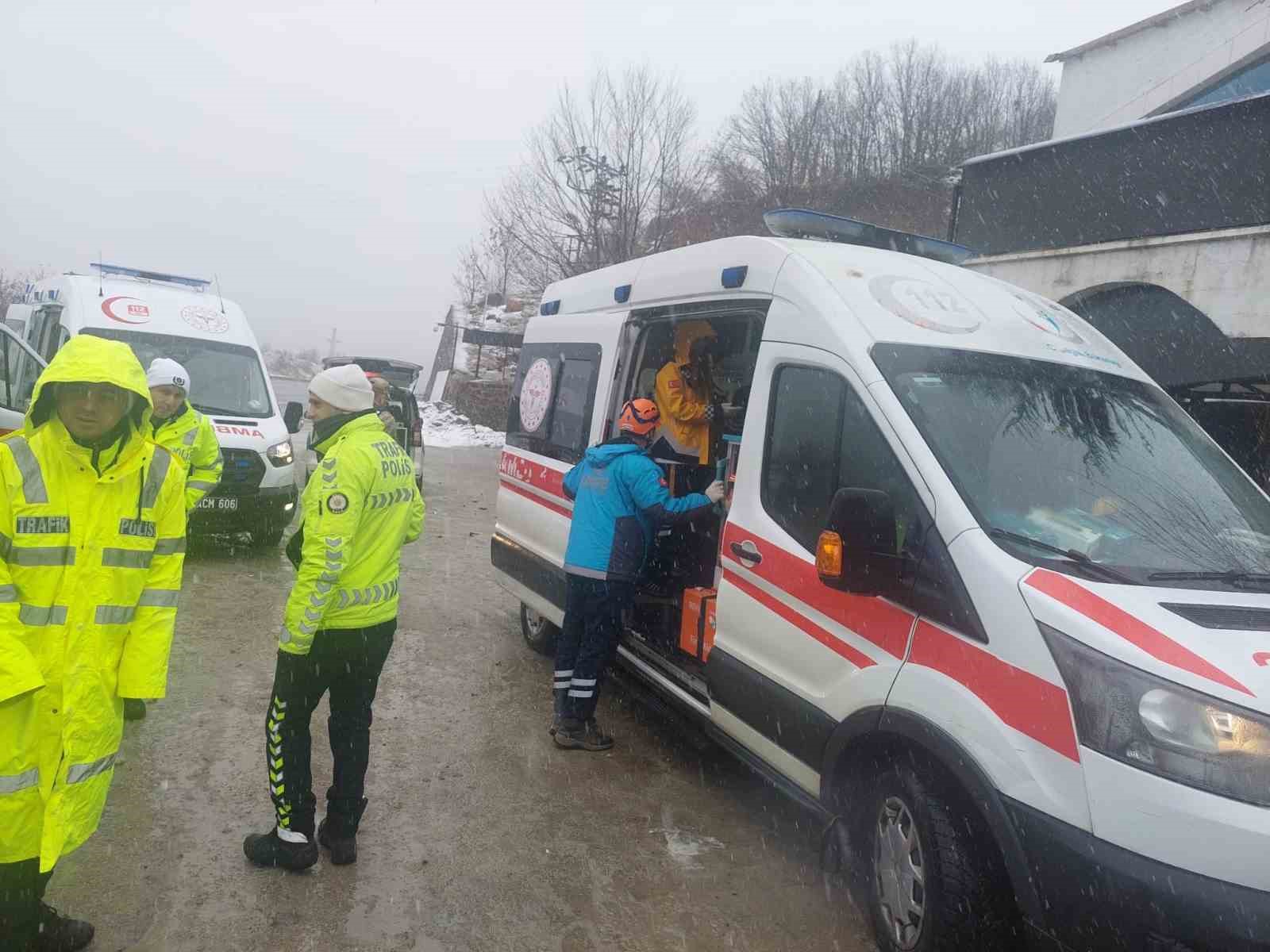 Bingöl’de otomobil iş yerine girdi: 5 yaralı
