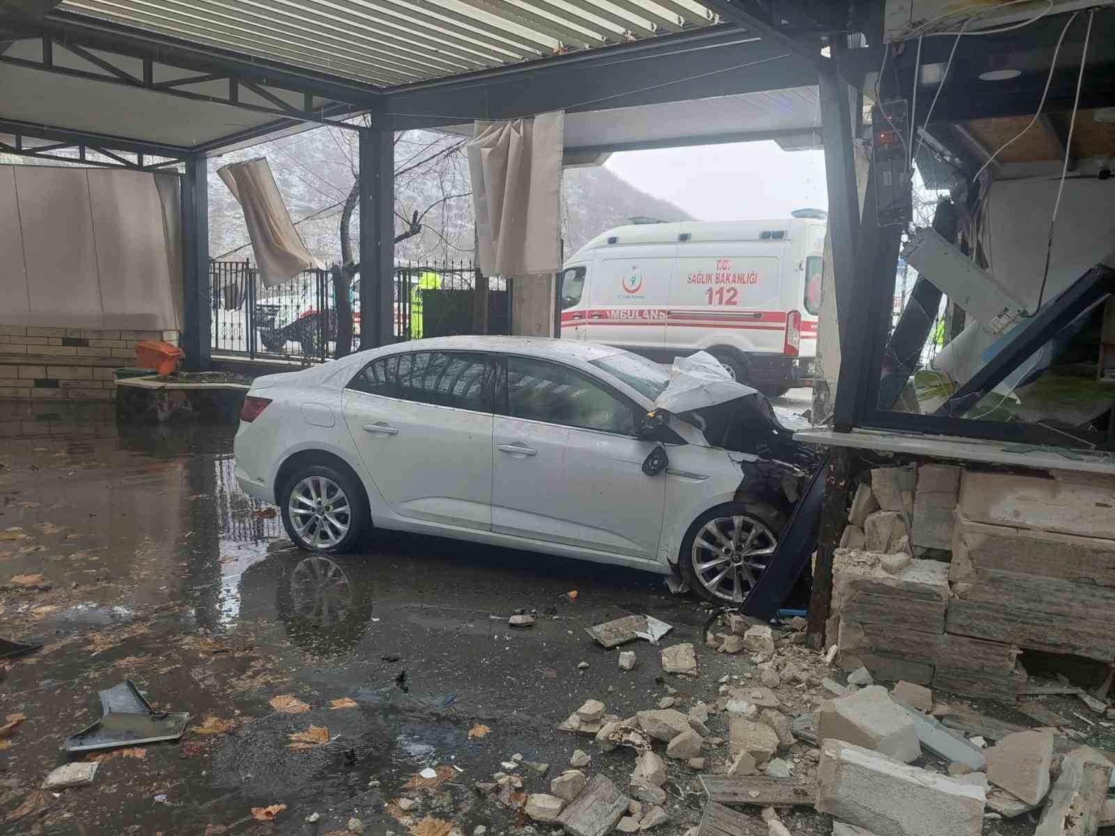 Bingöl’de otomobil iş yerine girdi: 5 yaralı
