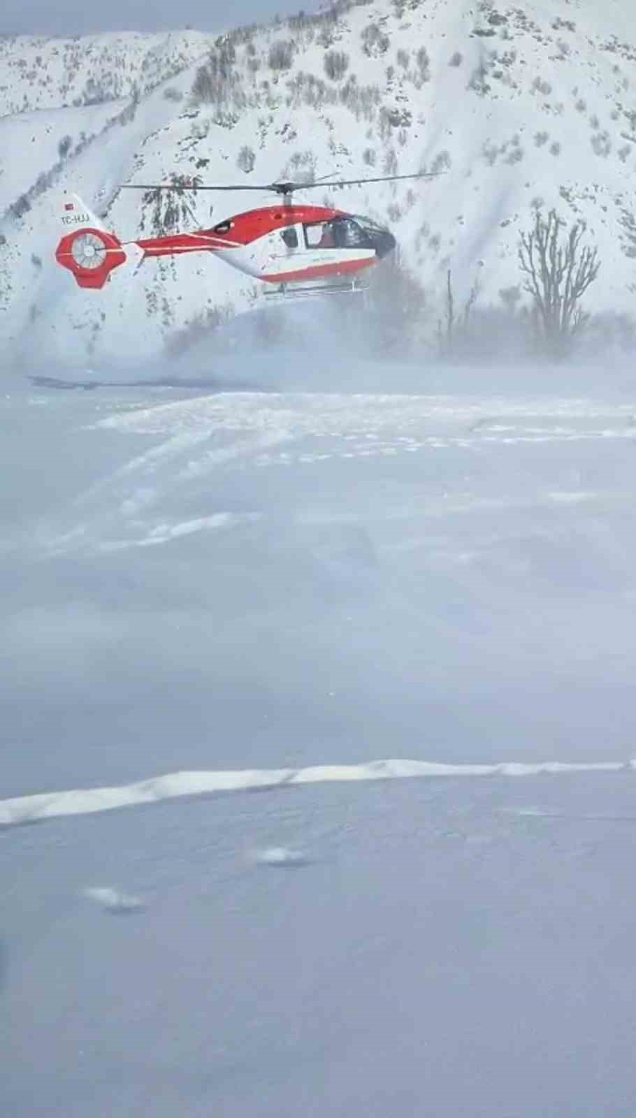Bingöl’de rahatsızlanan genç, ambulans helikopterle hastaneye yetiştirildi
