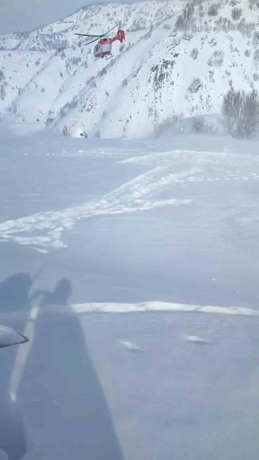 Bingöl’de rahatsızlanan genç, ambulans helikopterle hastaneye yetiştirildi
