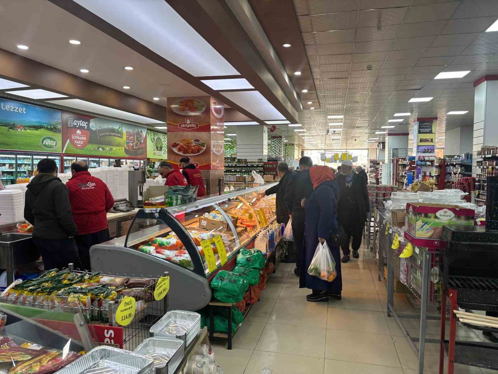 Bingöl’de Ramazan arifesinde alışveriş hareketliliği
