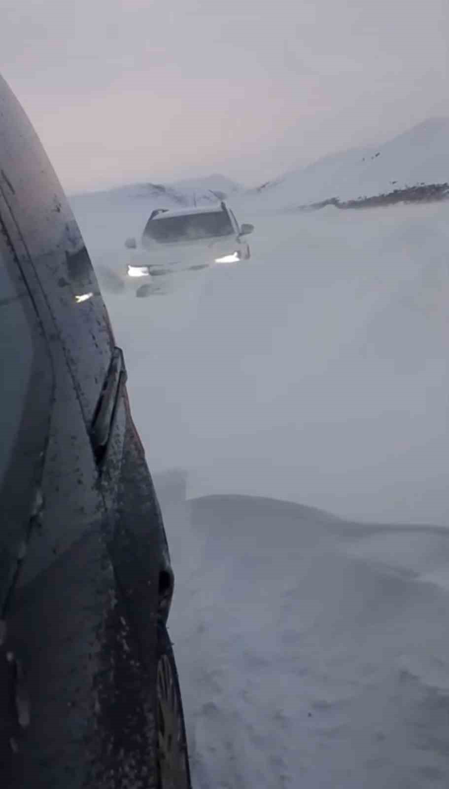 Bingöl’de tipi nedeniyle mahsur kalan araçlar kurtarıldı
