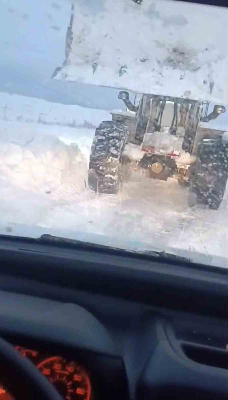 Bingöl’de tipi nedeniyle mahsur kalan araçlar kurtarıldı
