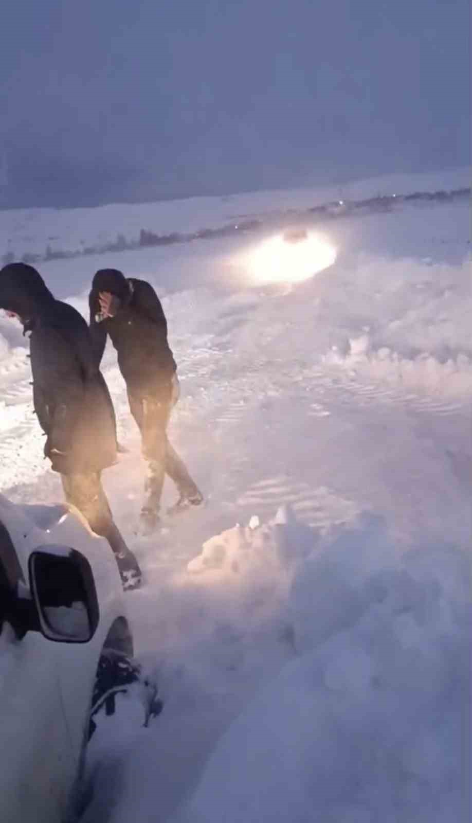 Bingöl’de tipi nedeniyle mahsur kalan araçlar kurtarıldı
