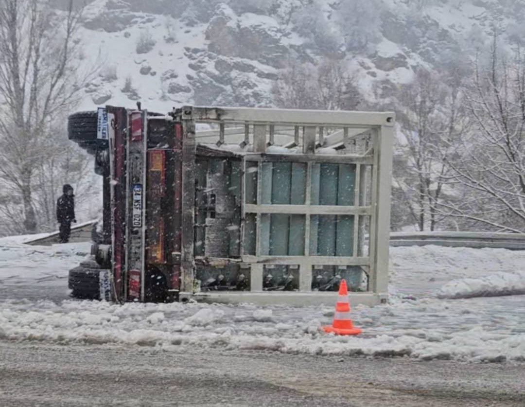 Bingöl’de tır devrildi: 1 yaralı
