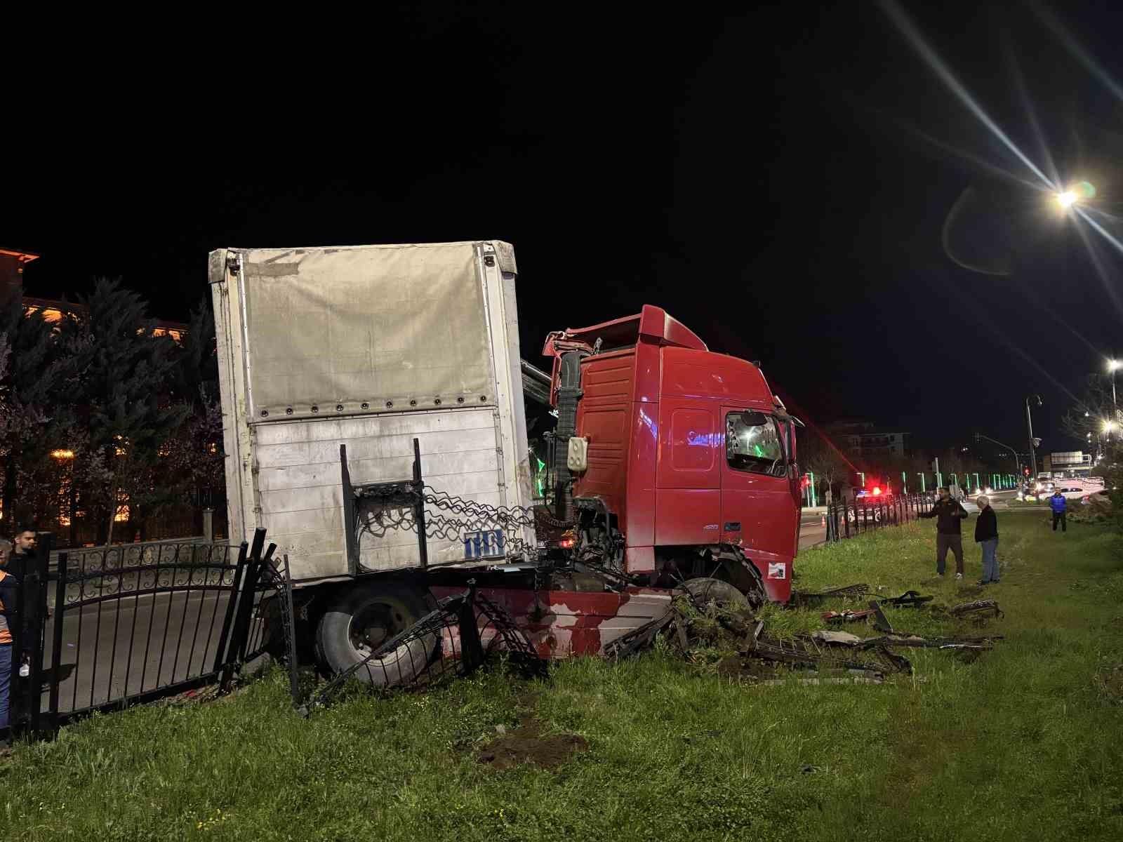 Bingöl’de tır refüje girdi: Facianın eşiğinden dönüldü
