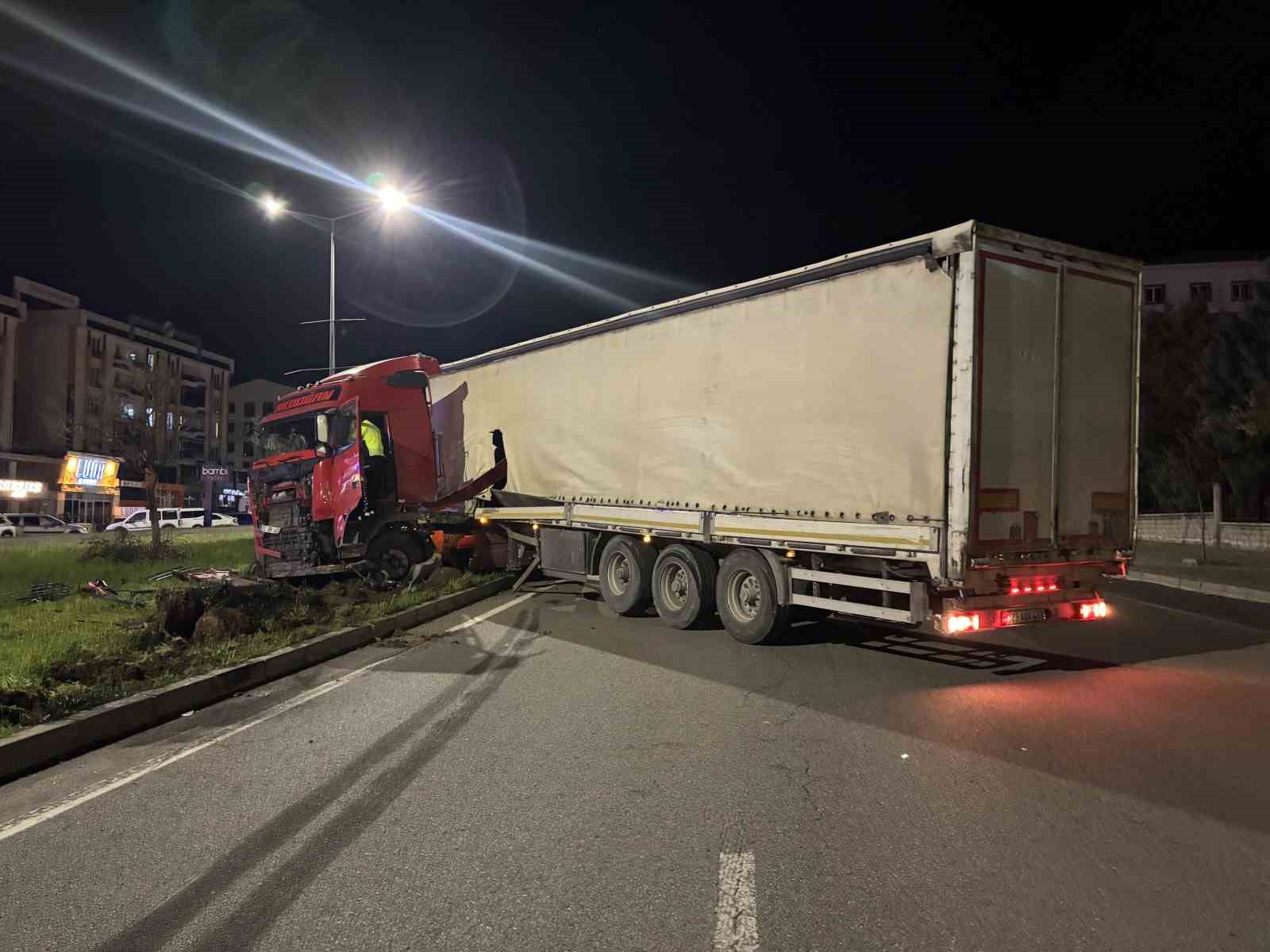 Bingöl’de tır refüje girdi: Facianın eşiğinden dönüldü
