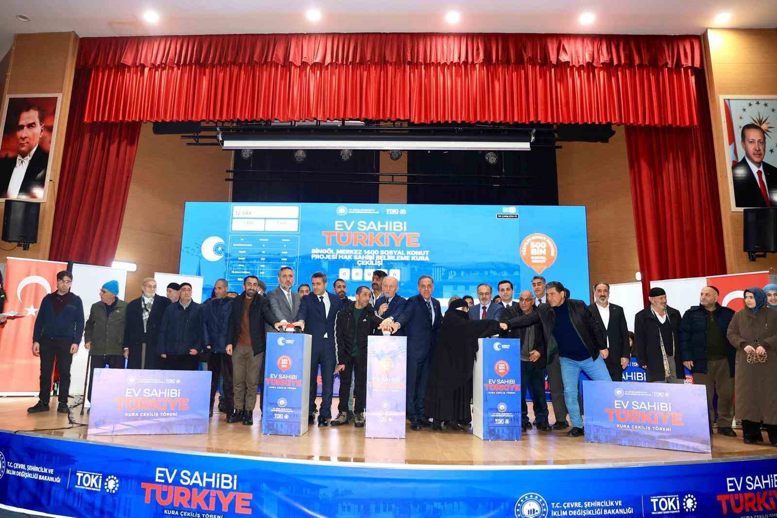 Bingöl’de TOKİ sosyal konutların kurası çekildi
Bingöl’de TOKİ sosyal konutların kurası çekildi