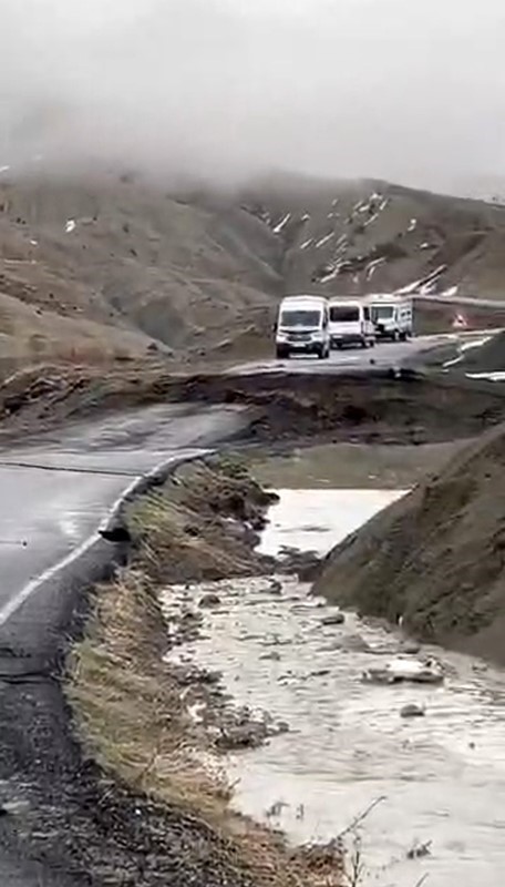Bingöl’de toprak kayması sonucu yol çöktü: Ulaşım durdu
