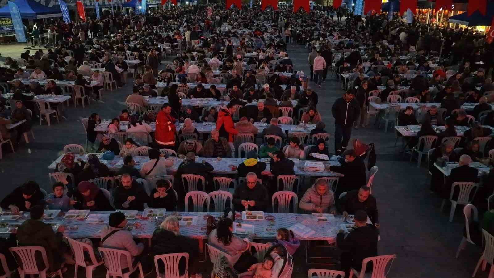 Binlerce Aydınlı, Büyükşehir’in sofralarında buluştu
