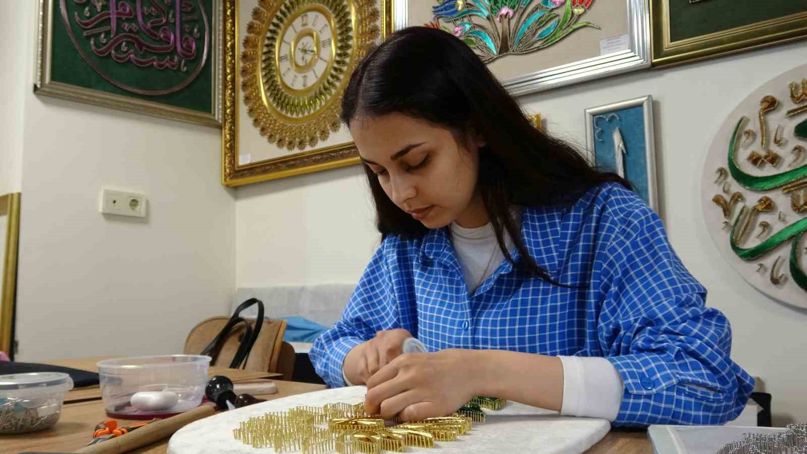 Binlerce çivi ve metrelerce bakır telle hayaller sanata dönüşüyor
