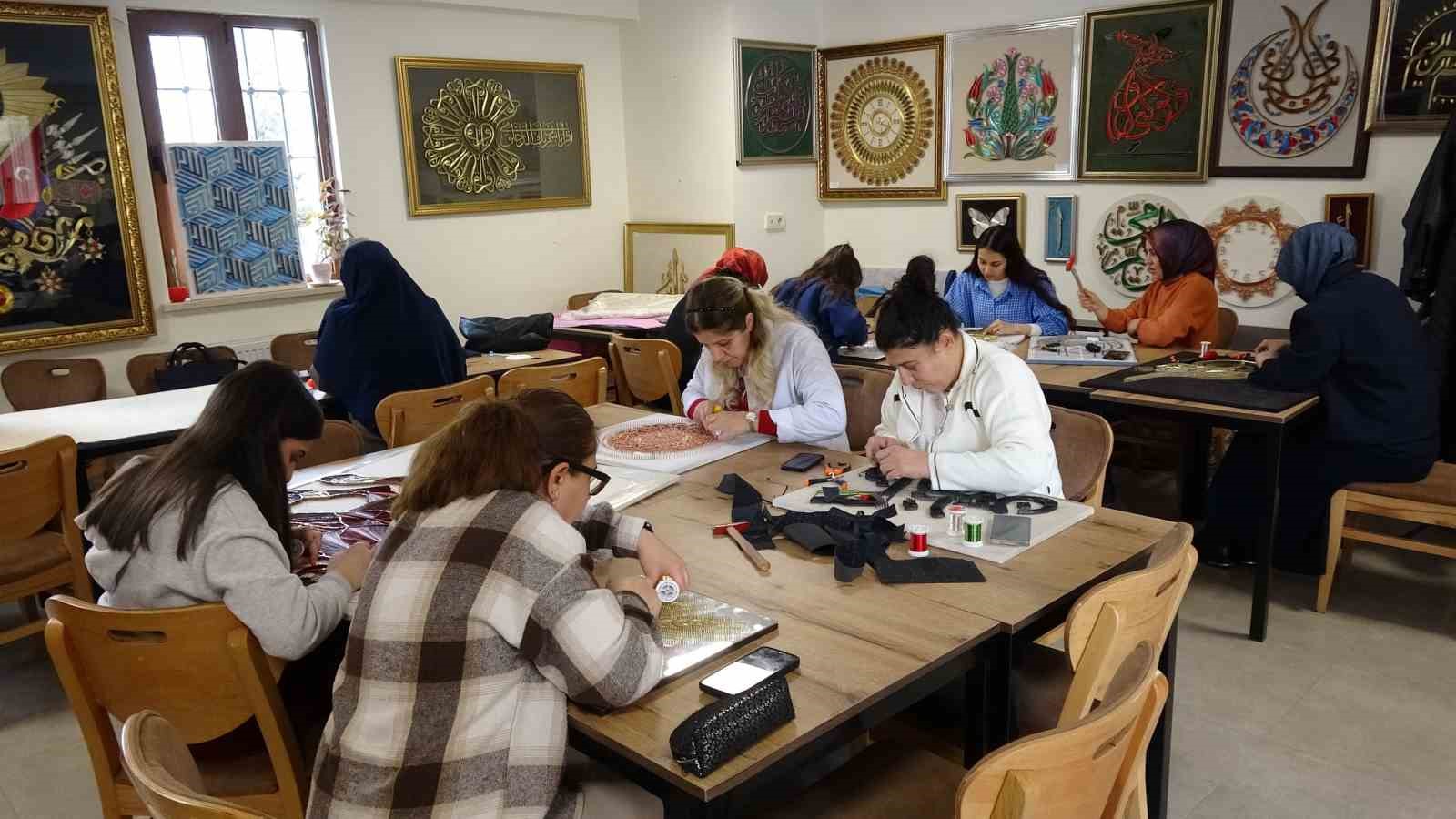 Binlerce çivi ve metrelerce bakır telle hayaller sanata dönüşüyor
