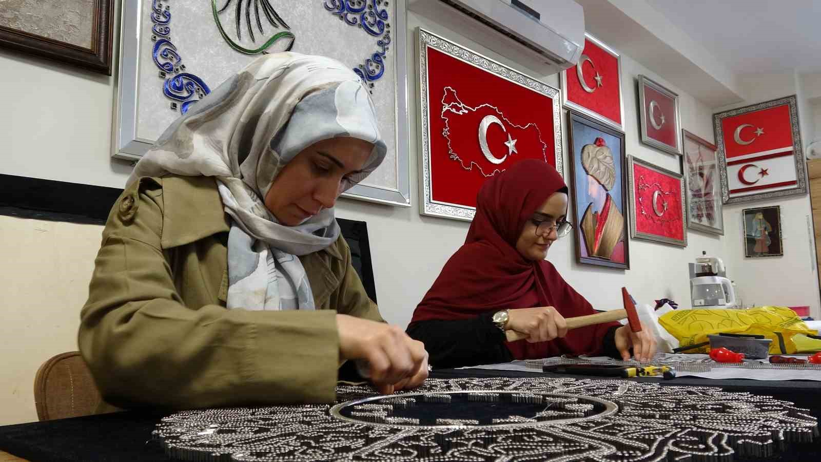 Binlerce çivi ve metrelerce bakır telle hayaller sanata dönüşüyor
