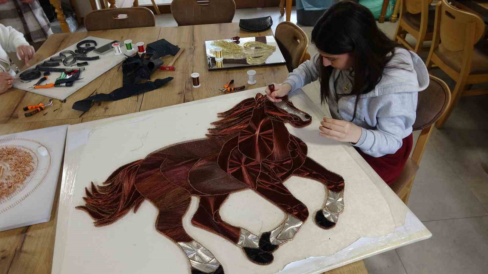 Binlerce çivi ve metrelerce bakır telle hayaller sanata dönüşüyor
