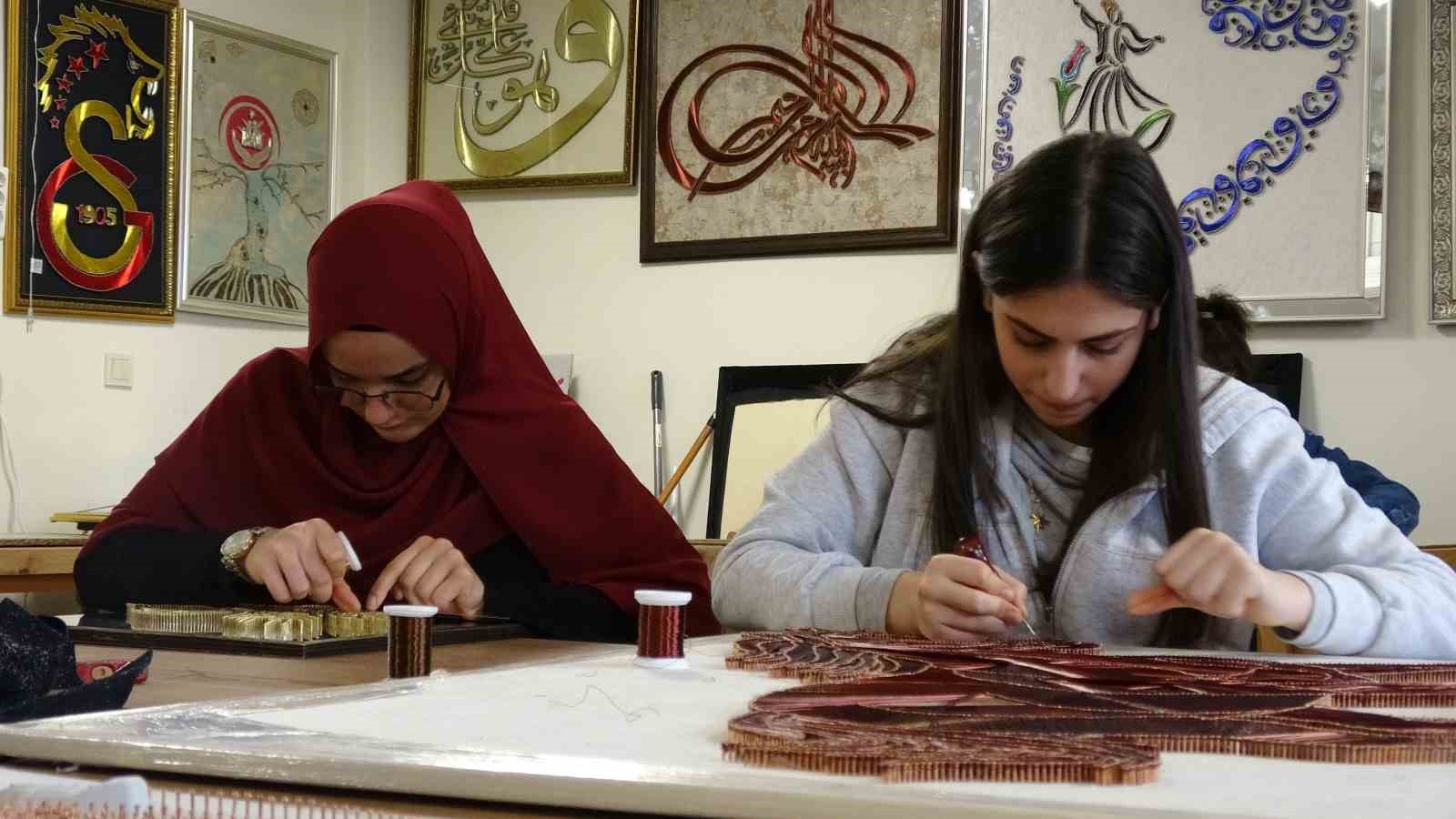Binlerce çivi ve metrelerce bakır telle hayaller sanata dönüşüyor
