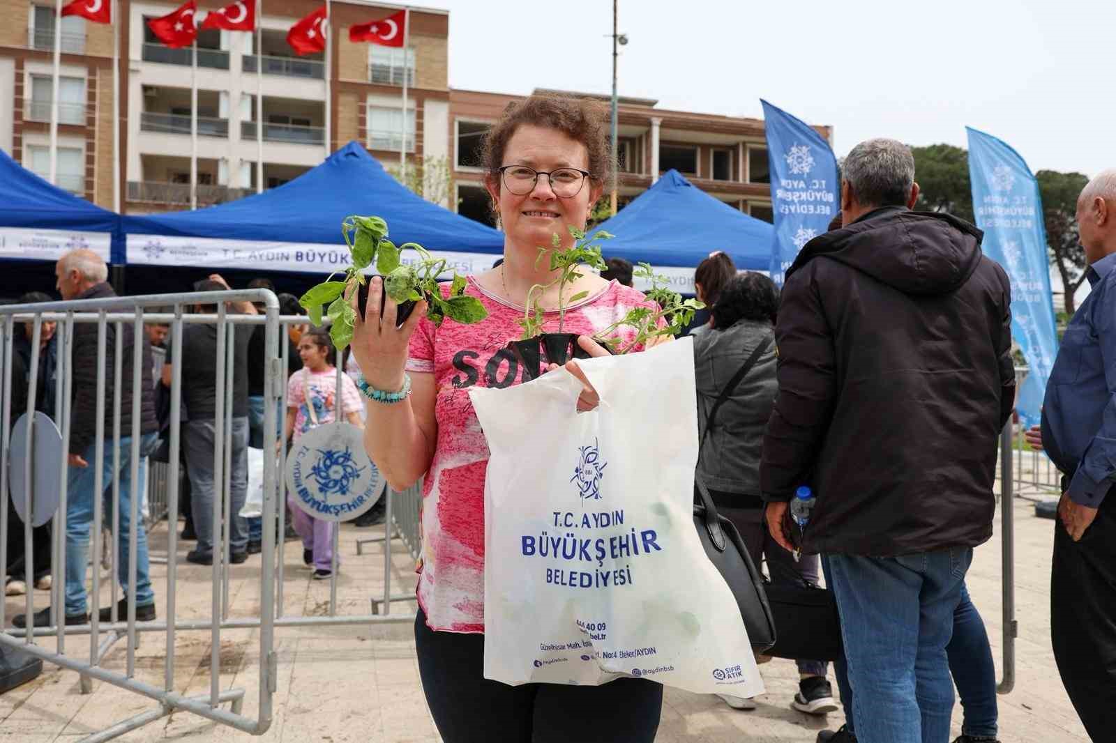 Binlerce fide Kuşadası ve İncirliova’da vatandaşlarla buluştu
