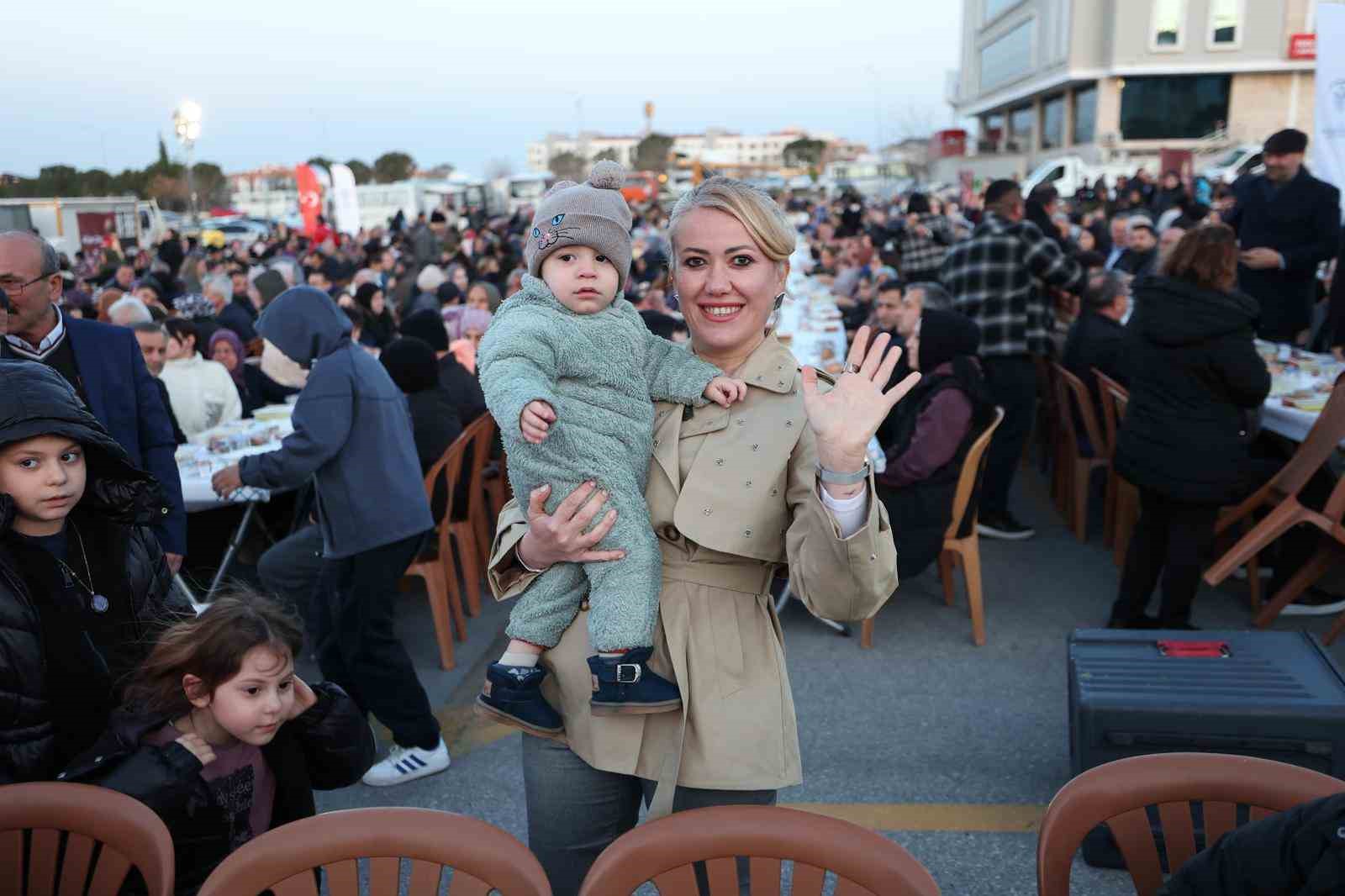 Binlerce kişi Merkezefendi Belediyesinin gönül sofrasında buluştu
