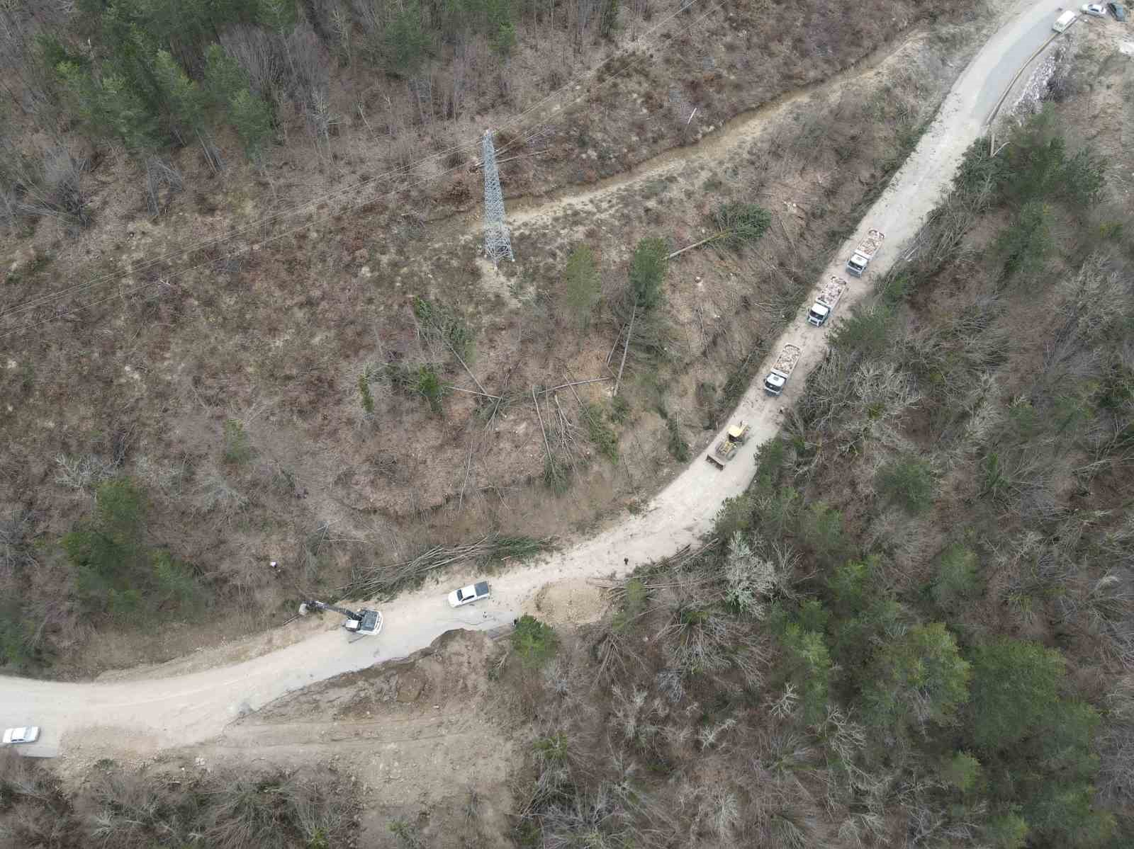 Binlerce kişinin ziyaret ettiği Valla Kanyonu ve Ilıca Şelalesi’nin yolu bayrama hazır hale getirildi
