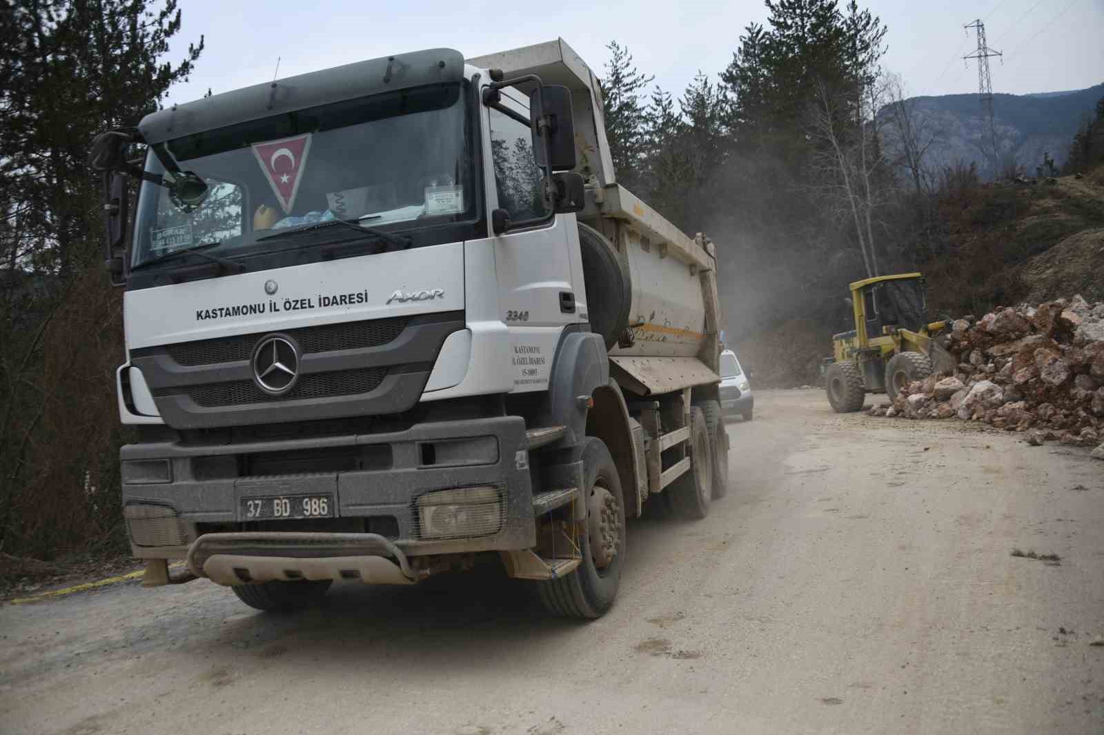 Binlerce kişinin ziyaret ettiği Valla Kanyonu ve Ilıca Şelalesi’nin yolu bayrama hazır hale getirildi
