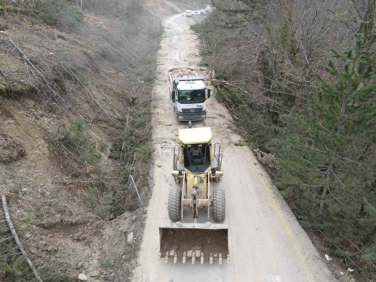 Binlerce kişinin ziyaret ettiği Valla Kanyonu ve Ilıca Şelalesi’nin yolu bayrama hazır hale getirildi
