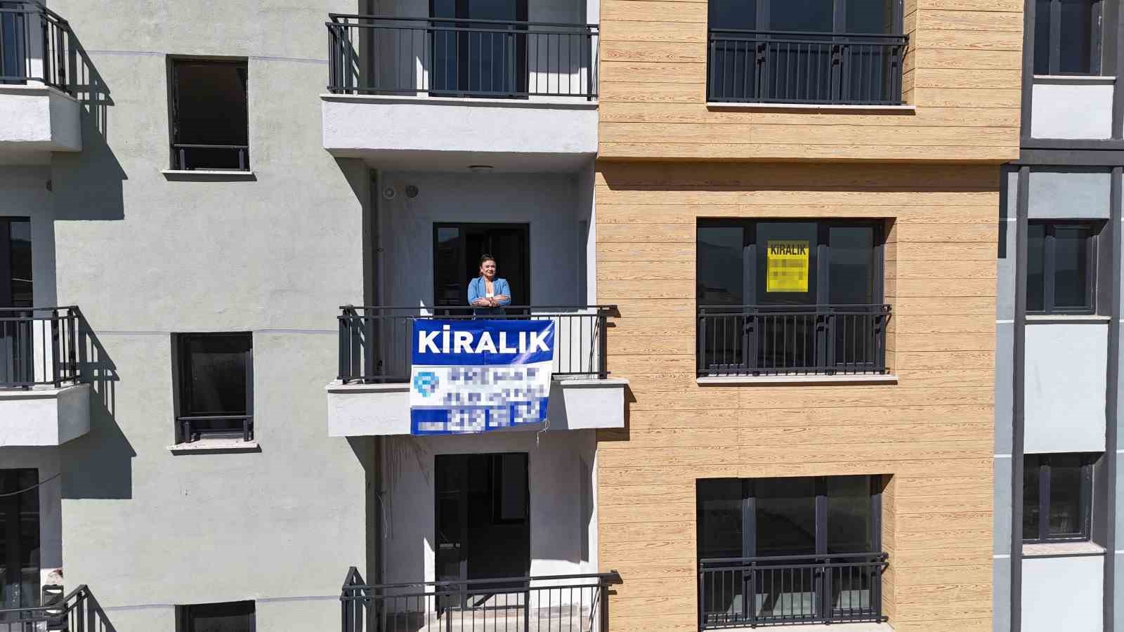 Binlerce konutun teslim edildiği kentte kira fiyatları 7 bin TL’ye kadar düştü
Binlerce konutun teslim edildiği kentte kira fiyatları 7 bin TL’ye kadar düştü