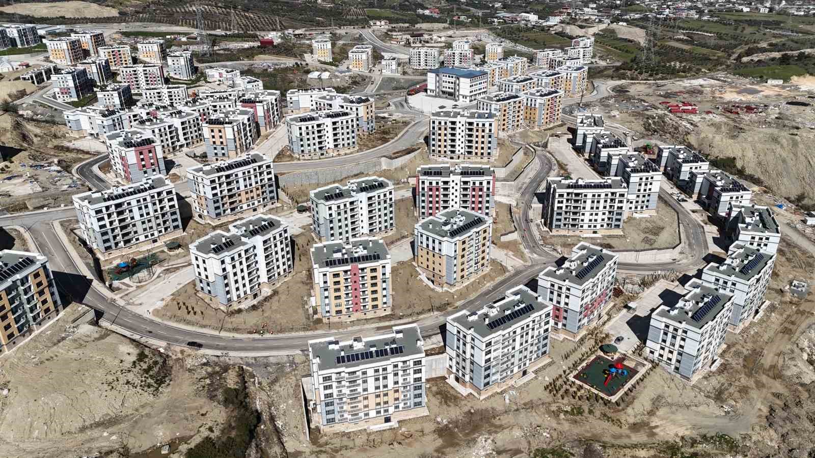 Binlerce konutun teslim edildiği kentte kira fiyatları 7 bin TL’ye kadar düştü
Binlerce konutun teslim edildiği kentte kira fiyatları 7 bin TL’ye kadar düştü