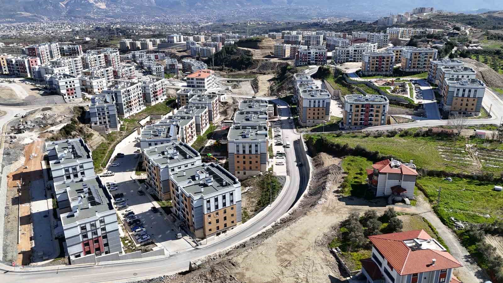 Binlerce konutun teslim edildiği kentte kira fiyatları 7 bin TL’ye kadar düştü
Binlerce konutun teslim edildiği kentte kira fiyatları 7 bin TL’ye kadar düştü