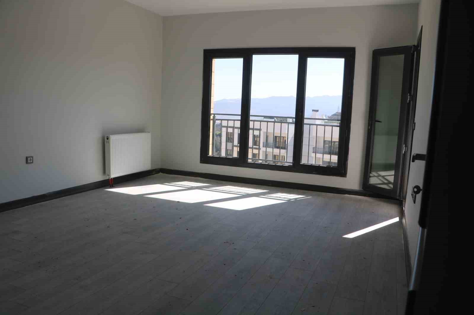 Binlerce konutun teslim edildiği kentte kira fiyatları 7 bin TL’ye kadar düştü
Binlerce konutun teslim edildiği kentte kira fiyatları 7 bin TL’ye kadar düştü