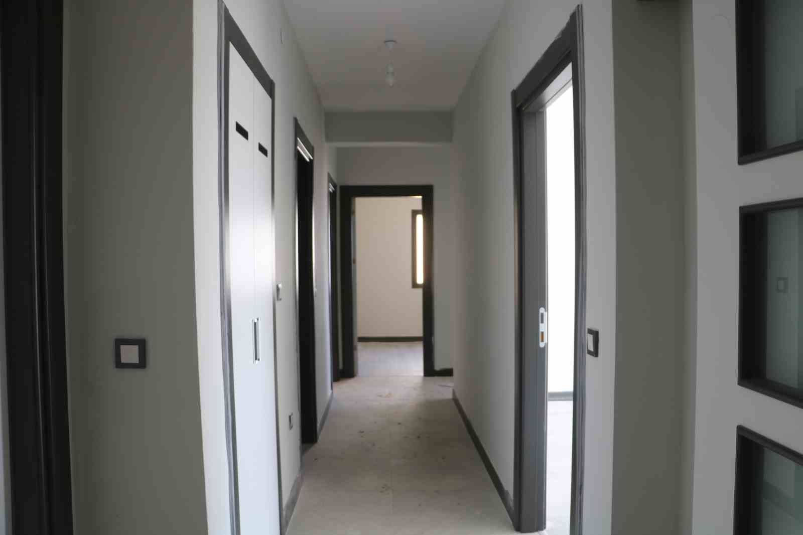 Binlerce konutun teslim edildiği kentte kira fiyatları 7 bin TL’ye kadar düştü
Binlerce konutun teslim edildiği kentte kira fiyatları 7 bin TL’ye kadar düştü