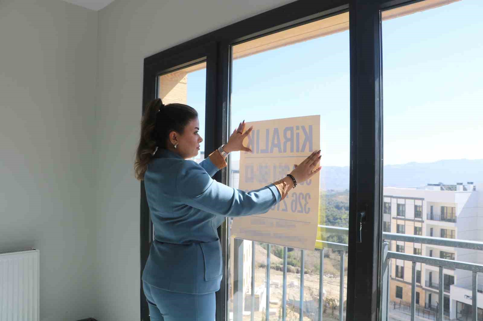 Binlerce konutun teslim edildiği kentte kira fiyatları 7 bin TL’ye kadar düştü
Binlerce konutun teslim edildiği kentte kira fiyatları 7 bin TL’ye kadar düştü