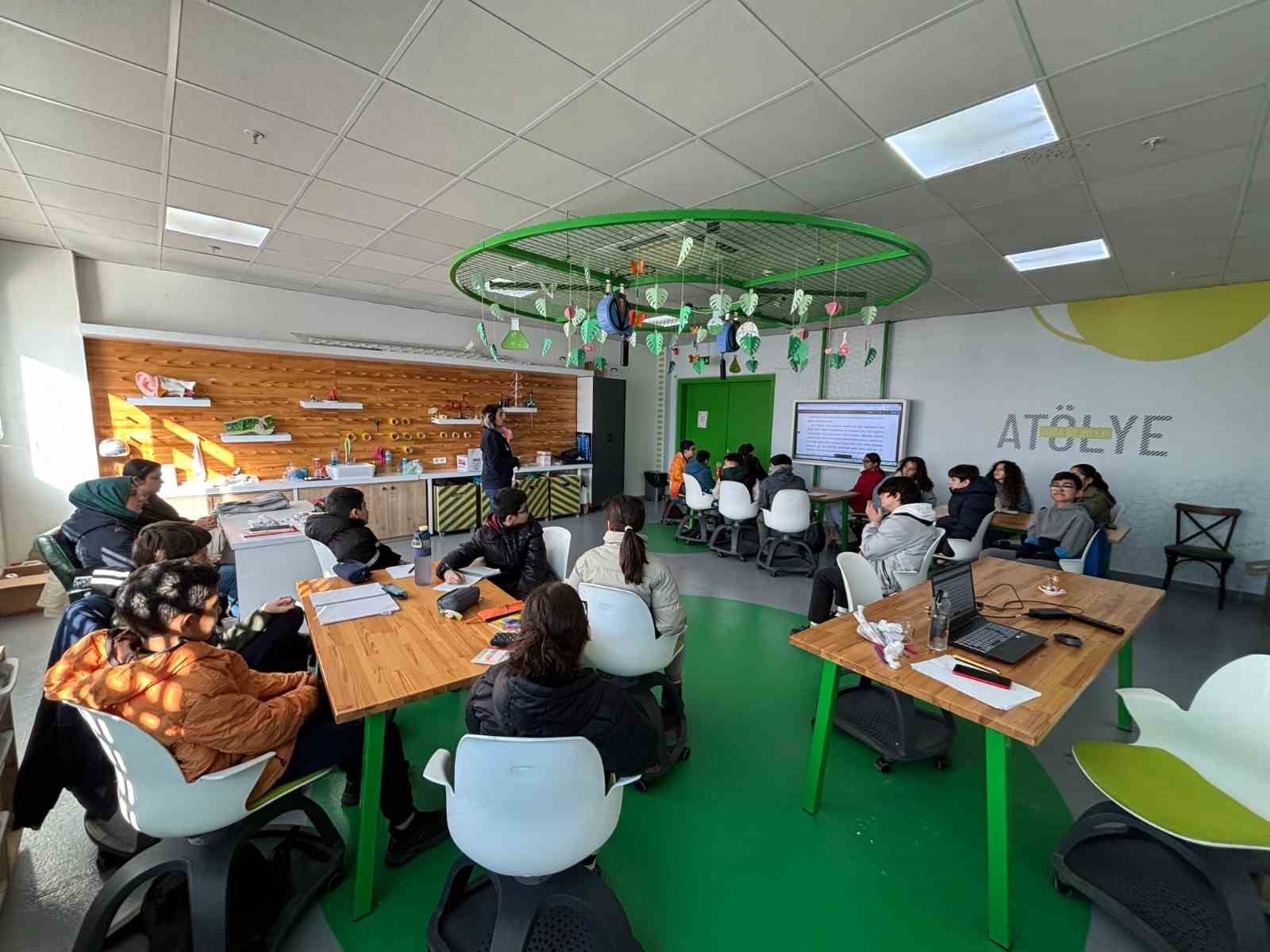 Binlerce öğrenci ara tatilde bilimle buluştu
