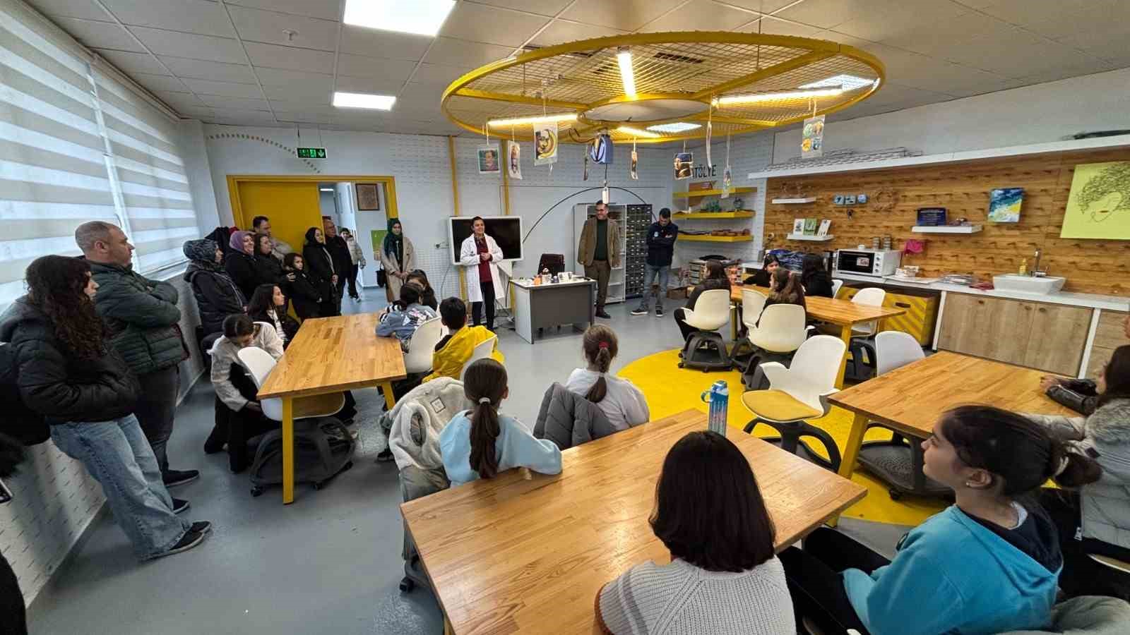 Binlerce öğrenci ara tatilde bilimle buluştu
