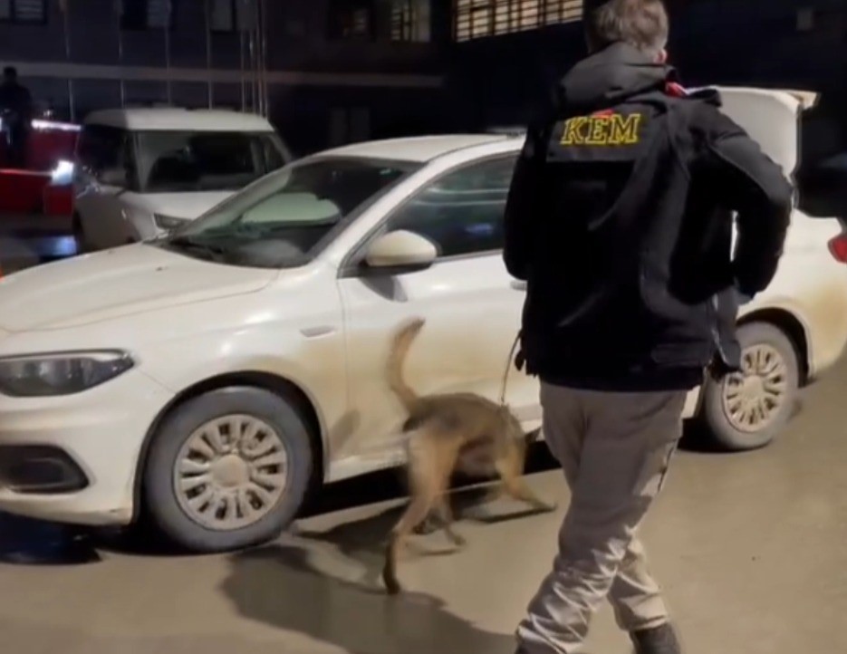 Binlerce uyuşturucu hap ele geçirildi: 3 kişi tutuklandı
