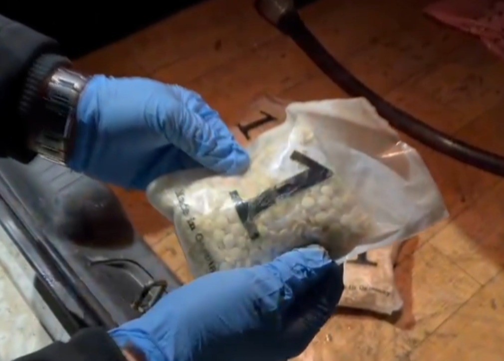 Binlerce uyuşturucu hap ele geçirildi: 3 kişi tutuklandı
